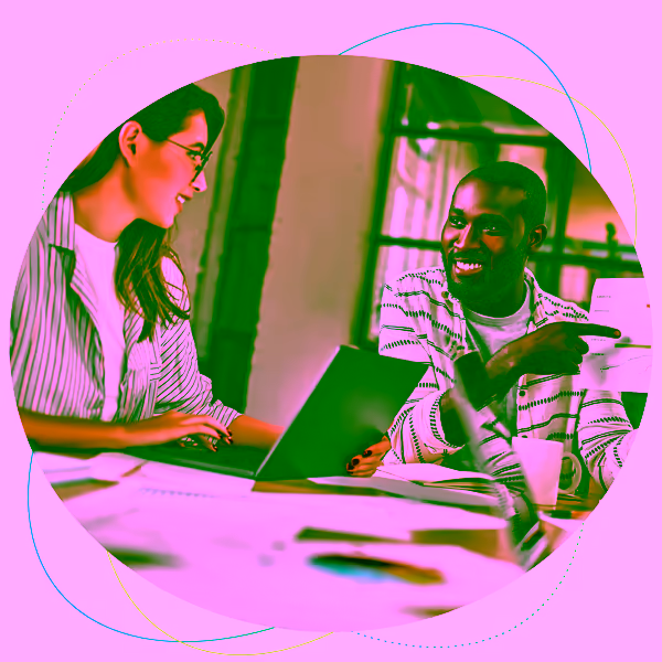 2 Menschen arbeiten gemeinsam an einen Graph für ihre Werbekampagne.